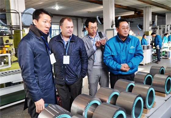 皖南电机:总经理陈学锋(右一)陪同客人在参观自动流水线 皖南电机:总经理陈学锋(右一)陪同客人在参观自动流水线