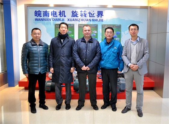 皖南电机:总经理陈学锋与客人在展览厅合影留念 皖南电机:总经理陈学锋与客人在展览厅合影留念