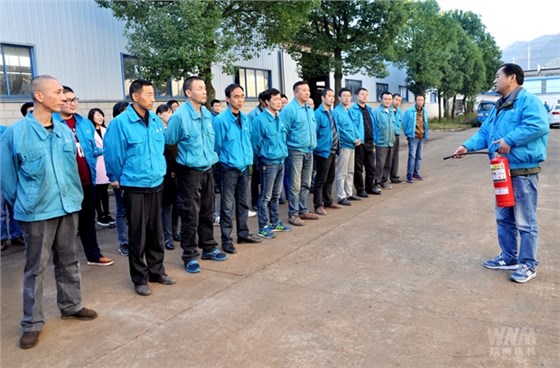 相关人员在讲解干粉灭火器的使用要领 相关人员在讲解干粉灭火器的使用要领