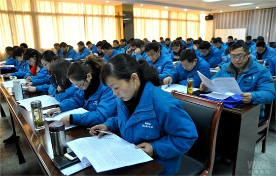 代表们聆听董事会工作报告 代表们聆听董事会工作报告