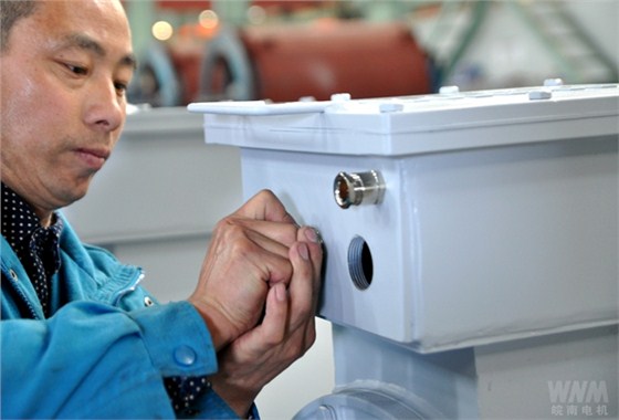 员工在进行盾构机电机交付前最后的细查 员工在进行盾构机电机交付前最后的细查