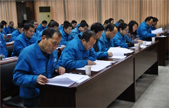 股东代表在认真听取工作报告 股东代表在认真听取工作报告