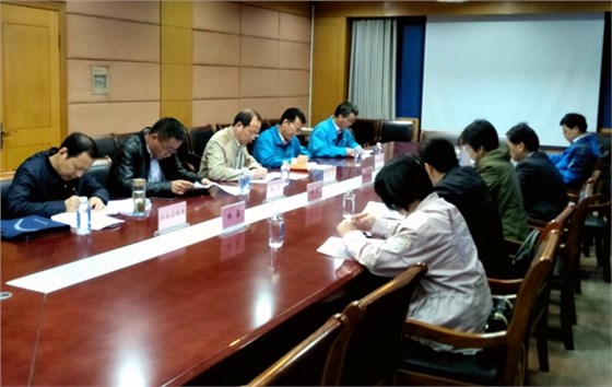 总经理陈学锋向调研组介绍公司的生产经营情况 总经理陈学锋向调研组介绍公司的生产经营情况