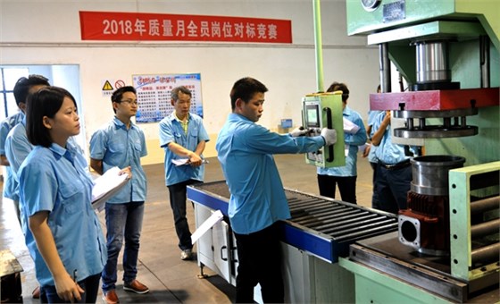 对标竞赛员工操作一丝不苟 对标竞赛员工操作一丝不苟