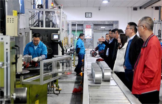 皖南电机|电机厂家:来宾在车间参观 皖南电机|电机厂家:来宾在车间参观