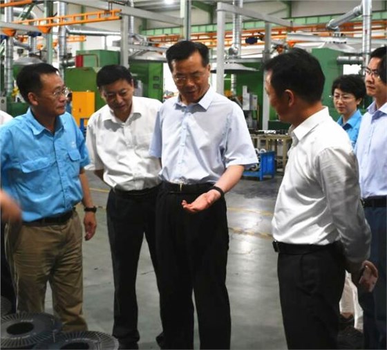 图为省政协副主席韩军在皖南电气调研 图为省政协副主席韩军在皖南电气调研