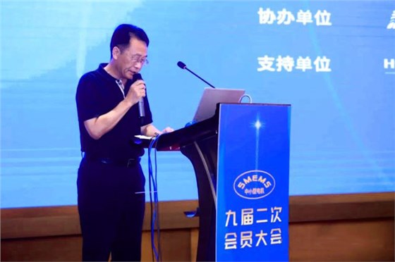 陈学锋向大会宣读“九届二次会员大会会议纪要” 陈学锋向大会宣读“九届二次会员大会会议纪要”