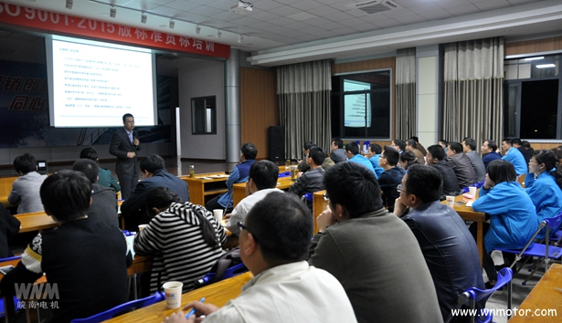 皖南电机:李明老师在讲课 皖南电机:李明老师在讲课