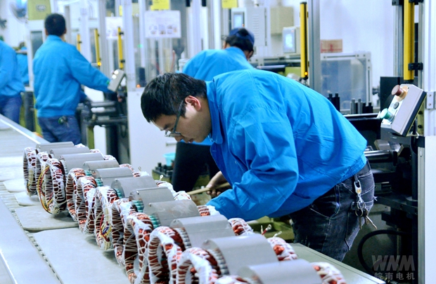 皖南电机线圈车间员工正在认真工作 皖南电机线圈车间员工正在认真工作