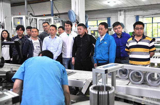 皖南电机总经理陈学锋向客人介绍公司生产情况 皖南电机总经理陈学锋向客人介绍公司生产情况