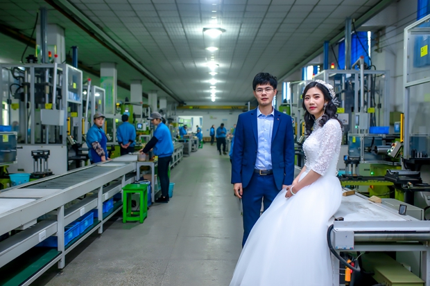 在生产车间留下他们幸福时刻 在生产车间留下他们幸福时刻