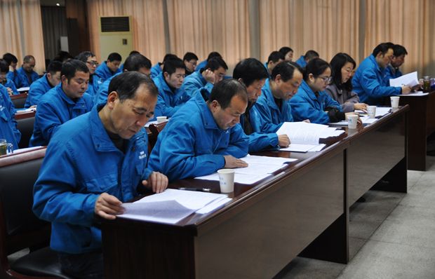 股东代表在认真听取工作报告 股东代表在认真听取工作报告