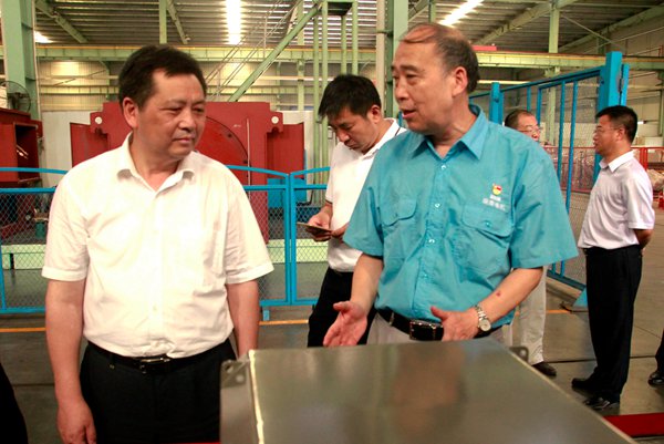 皖南电机管总向陶书记介绍公司情况 皖南电机管总向陶书记介绍公司情况