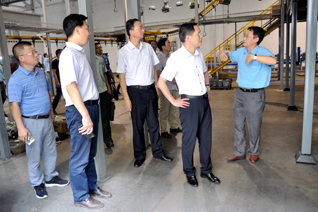 总经理陈学锋陪同耿书记在车间检查 总经理陈学锋陪同耿书记在车间检查