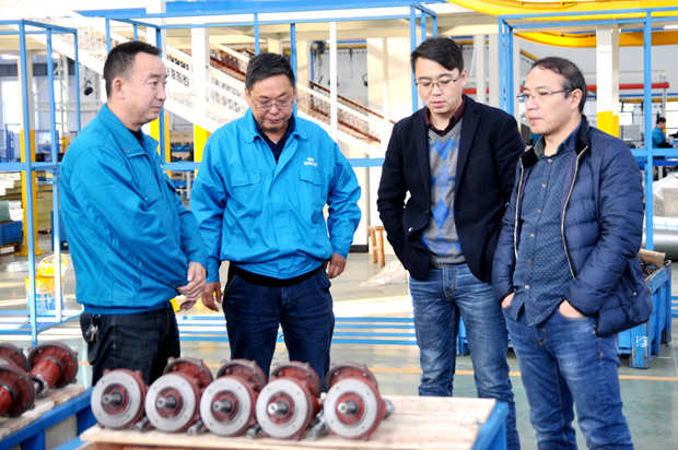 皖南电机销售许总向来宾介绍公司生产情况 皖南电机销售许总向来宾介绍公司生产情况