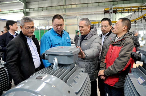 皖南电机|电机厂家:来宾在车间参观 皖南电机|电机厂家:来宾在车间参观