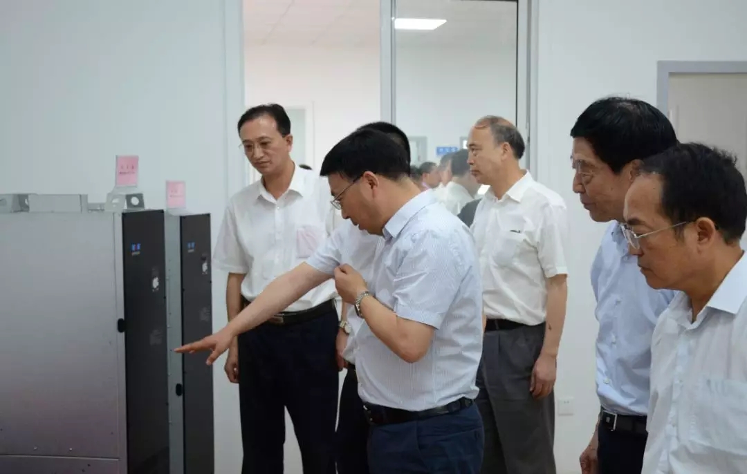 皖南电机:县领导正在参观华辰公司产品展厅 皖南电机:县领导正在参观华辰公司产品展厅